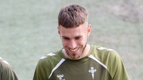 El futbolista del Celta �scar Mingueza, en un entrenamiento en la Cidade Deportiva Afouteza.