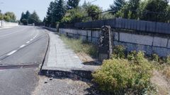 Monolito en la carretera de Cudeiro que recuerda el accidente del ciclista Francisco Alomar
