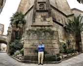 Jos� Bouzo, bajo la imagen de San Marti�o, en uno de los extremos de la Catedral. 