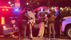 Agentes de Trnsito registran el vehculo de una persona detenida por un problema con su carn de conducir, despus del anuncio de Donald Trump de la toma de control federal en Washington D.C.