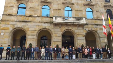 Minuto de silencio frente al Ayuntamiento gijons, en memoria de Olivia Garca, la nia asesinada supuestamente a manos de su madre en Gijn