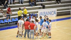 La plantilla del Cisne Colegio Los Sauces recibiendo instrucciones durante un tiempo muerto