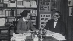 Sylvia Beach y Joyce, en la librer�a parisina Shakespeare & Co.