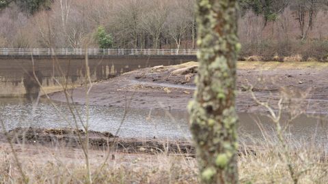 Bajo nivel en el embalse de San Xo�n, en Guitiriz