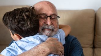 Nieto y abuelo se abrazan d�as despu�s de que el peque�o salvase la vida del mayor