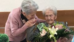 Josefa Vez (a la derecha), junto a una compa�era de Residencia, en su �ltimo cumplea�os.
