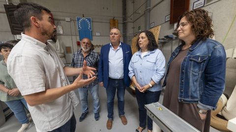 El alcalde, en el centro, junto a la delegada en la visita de ayer