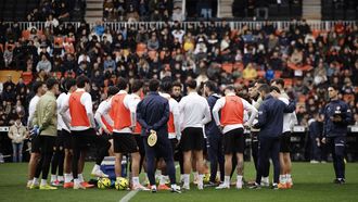 Los jugadores del Valencia, en el entrenamiento de este lunes en Mestalla, a cinco d�as de visitar al Celta.