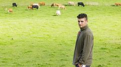 El zasense Ismael Daz dirige una granja de vacas en Romelle, Zas 