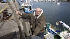 Jos Palmeiro, que ten 54 anos e leva 37 traballando no mar, baixando  Nazaret e Luca