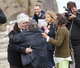 Adriana Ugarte, protagonista de la cinta en el papel de Julieta juega con un perro durante un descanso y Pedro Almod�var besa a P�a Lago, fan del cineasta desde el comienzo de su carrera en los 80.