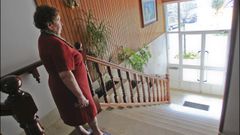 Maruja Teijido, la vecina de Ferrol que no puede salir, ante las escaleras que le impieden bajar a la calle