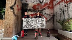 Activistas de Futuro Vegetal tras vandalizar la mansi�n de Leo Messi en Ibiza