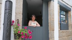 <span lang= gl >Katy &aacute; porta d&aacute; pensi&oacute;n, que antes foi unha zapatar&iacute;a, e coas formas de madeira non escaparate d&aacute; dereita</span>