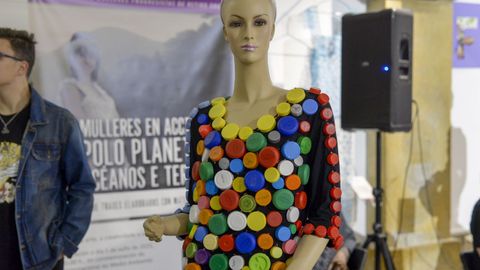 Exposición de vestidos con materiales de reciclaje que se puede ver en la Capela de Santa María de Lugo