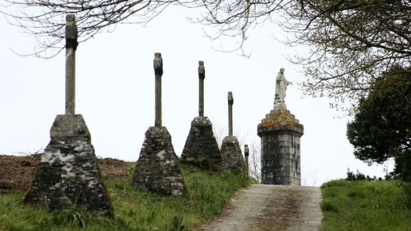 La escultura, situada en un alto al que se llega tras pasar por un viacrucis, tiene a su alrededor una zona recreativa