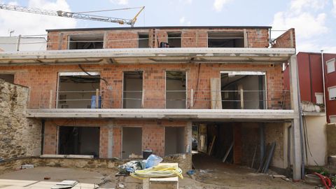Estado actual de las obras, con el edificio que acoger� las viviendas al fondo y en primer plano la zona que ocupar�n las plazas de garaje y una de las parcelas individuales