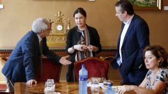 La consejera de Hacienda, Dolores Carcedo (c), el portavoz de IU, Gaspar Llamazares (i) y el portavoz socialista, Marcelino Marcos L�ndez (2d) al inicio de la reuni�n de la Junta de Portavoces del Parlamento asturiano.