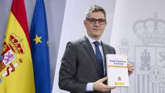El ministro de Presidencia, Justicia y Relaciones con las Cortes, Félix Bolaños, muestra el texto de la reforma de la Ley de Enjuiciamiento Criminal (Lecrim).