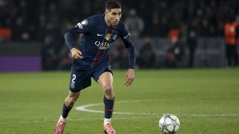 Achraf Hakimi conduciendo el bal�n durante un partido del PSG