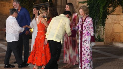 El Rey Felipe VI, la Reina Letizia, la Princesa Leonor, la Infanta Sof�a y la Reina Sof�a saludando a Domingo Zapata durante la recepci�n a una representaci�n de la sociedad balear en el Palacio de Marivent