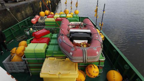 A la popa del barco, una zdiac sobre las cajas del pescado y las caractersticas boyas que sealizan el palangre de fondo