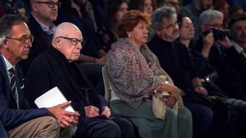 El dramaturgo britnico Peter Brook (c), Premio Princesa de Asturias de las Artes, durante el encuentro mantenido con alumnos de escuelas de artes escnicas