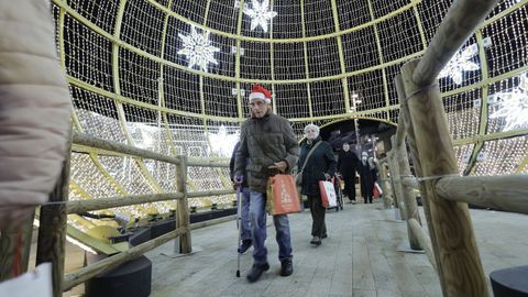 Los mayores de la residencia Padre Rubinos disfrutaron de la iluminaci�n de Navidad gracias a Radio Taxi