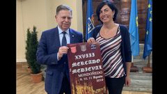 Alfredo Canteli, alcalde de Oviedo, junto a Elena Candia, alcaldesa de Mondo�edo