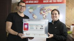 Francisco Caballero y Pilar Laguna, con la urna en la que se pueden depositar los tiques hasta el 24 de febrero para participar en el sorteo