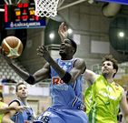 Diouf, con el bal�n bajo el aro en el partido contra Navarra.