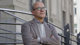 El meteor&oacute;logo Juan Taboada mirando al cielo en uno de los pocos momentos en los que dej&oacute; de llover esta semana.