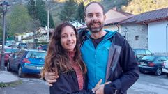 Los prometidos, ambos de 36 a�os, tras la pedida de mano en Salas (Asturias), en Pola de Somiedo. Recuerdan que el amor surgi� entre ellos en el albergue de Bodenaya dirigido en su d�a por David y Celia, su primer beso fue poco despu�s de un mes en Tres Cantos y en diciembre del 2019 empezaron su vida juntos en Cambados. La boda ser� el pr�ximo a�o. La fecha est� a�n por confirmar y sue�an con que sea en un pazo gallego.