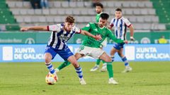 Fabio Gonz�lez en una acci�n del partido del Real Avil�s Industrial y el Racing en A Malata. 