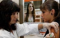 Una joven es vacunada contra el virus del papiloma humano en un centro de salud.