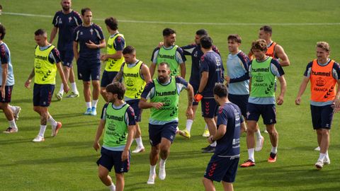 Los jugadores del Celta, en el inicio del entrenamiento de este domingo.