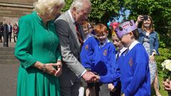 Los reyes brit�nicos en una visita a una escuela de primaria.