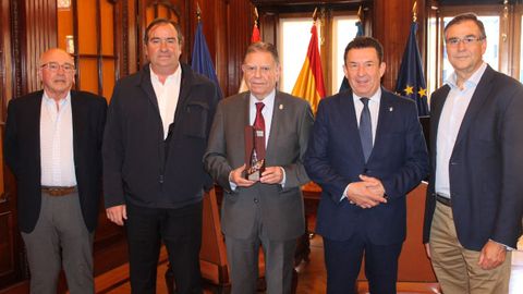 Santiago Gmez, Ernesto Barrio, Alfredo Canteli, Jos Ramn Pando y Adolfo Garca, en la entrega de la Escoba de Platino