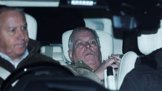 Doce horas despu�s de su arrestro, el expr�ncipe Andr�s sale de la comisar�a en el asiento de atr�s de un coche