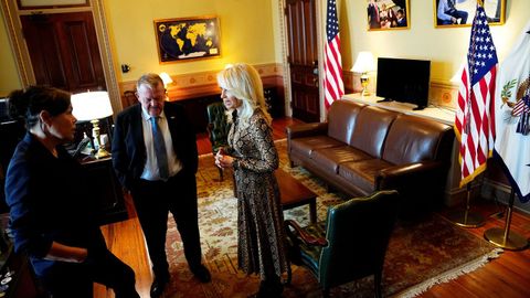 Los ministros Motzfeldt y Rasmussen fueron recibidos por una funcionaria a su llegada a la Casa Blanca.