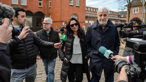 El 4 de abril de 2018 la esposa del expresidente catal�n Carles Puigdemont, Marcela Topor, abandona la prisi�n de Neum�nster (Alemania) tras visitar a su marido.  Puigdemont abandon� la c�rcel el d�a 6 despu�s de que fuese rechazada su petici�n de extradici�n.  