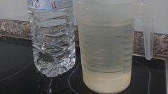 Muestra del agua tomada este lunes en un hogar del casco urbano