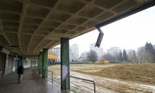 Canal�n desprendido en la parte trasera del mercado, donde se aprecia el estado de la explanada. 