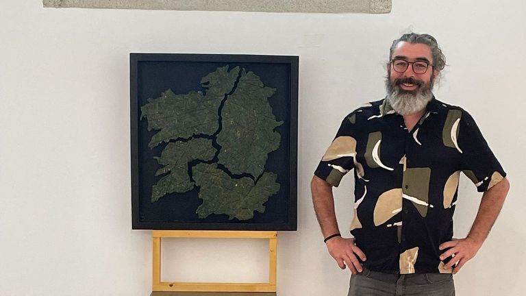 Javier Bello presenta a sa exposicin Madeira, terra e desarraigo no Vello Crcere de Lugo
