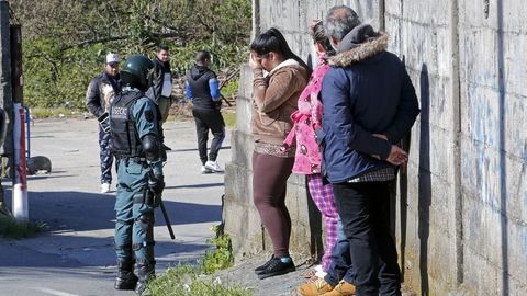 Operativo antidroga de la Guardia Civil en el poblado de O Vao