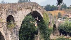 La cruz del puente de Cangas descolgada por unos vndalos