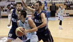 �lex L�pez encara el aro melillense en el Pazo ante la presi�n de dos rivales. 