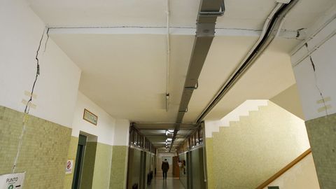 Una pared con grietas