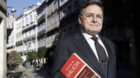 Navas con un ejemplar de �Victorias de Galicia�, uno de los libros que ha dedicado a la historia de las guerras napole�nicas
