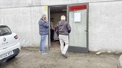 Cola a las puertas del nuevo almacén en que se ubica MRW en Ourense, en el polígono de San Cibrao das Viñas